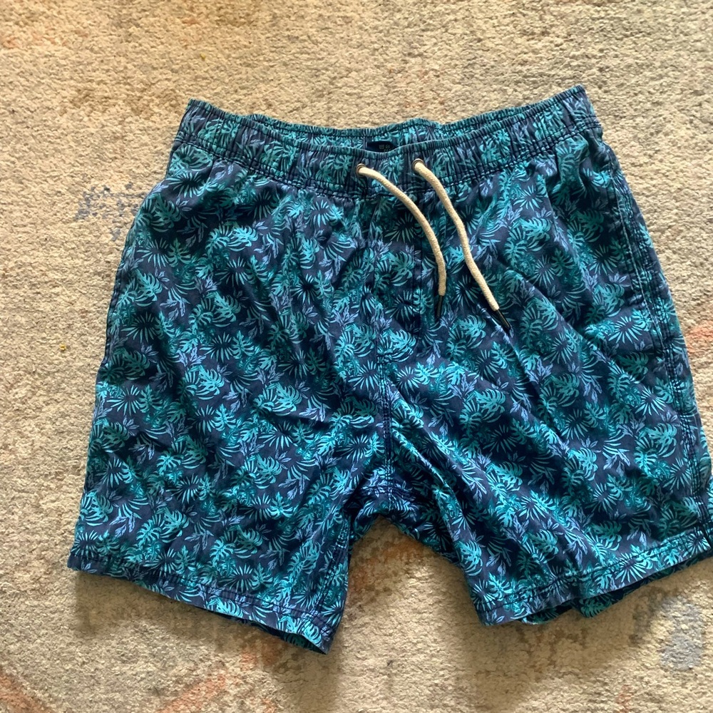 Men’s summer draw string shorts. Size Small.